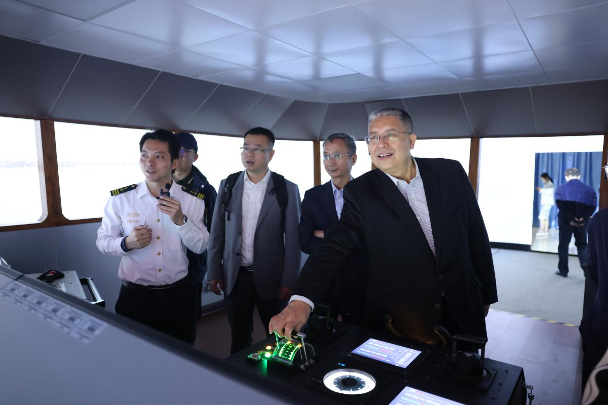 华亿在线校长张连绪一行参观海事学院360度航海操纵模拟器实训室2