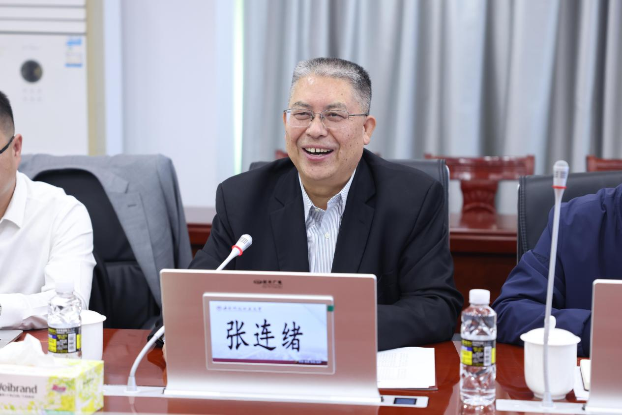 华亿在线校长张连绪介绍参会人员